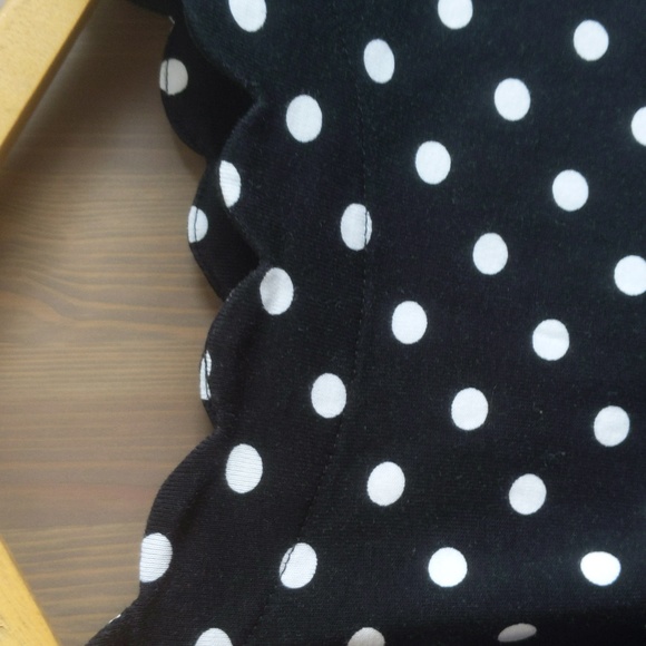 🎁$5 or free with bundle🎁Scalloped neck polka dot top - Picture 3 of 6